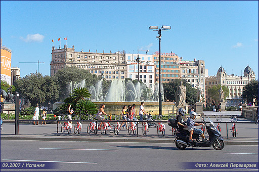 Фонтаны в центре площади Каталонии / Испания / Барселона / 09.2007